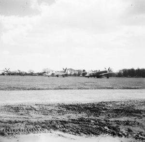 gc   muddiford field  england 1944   ng052